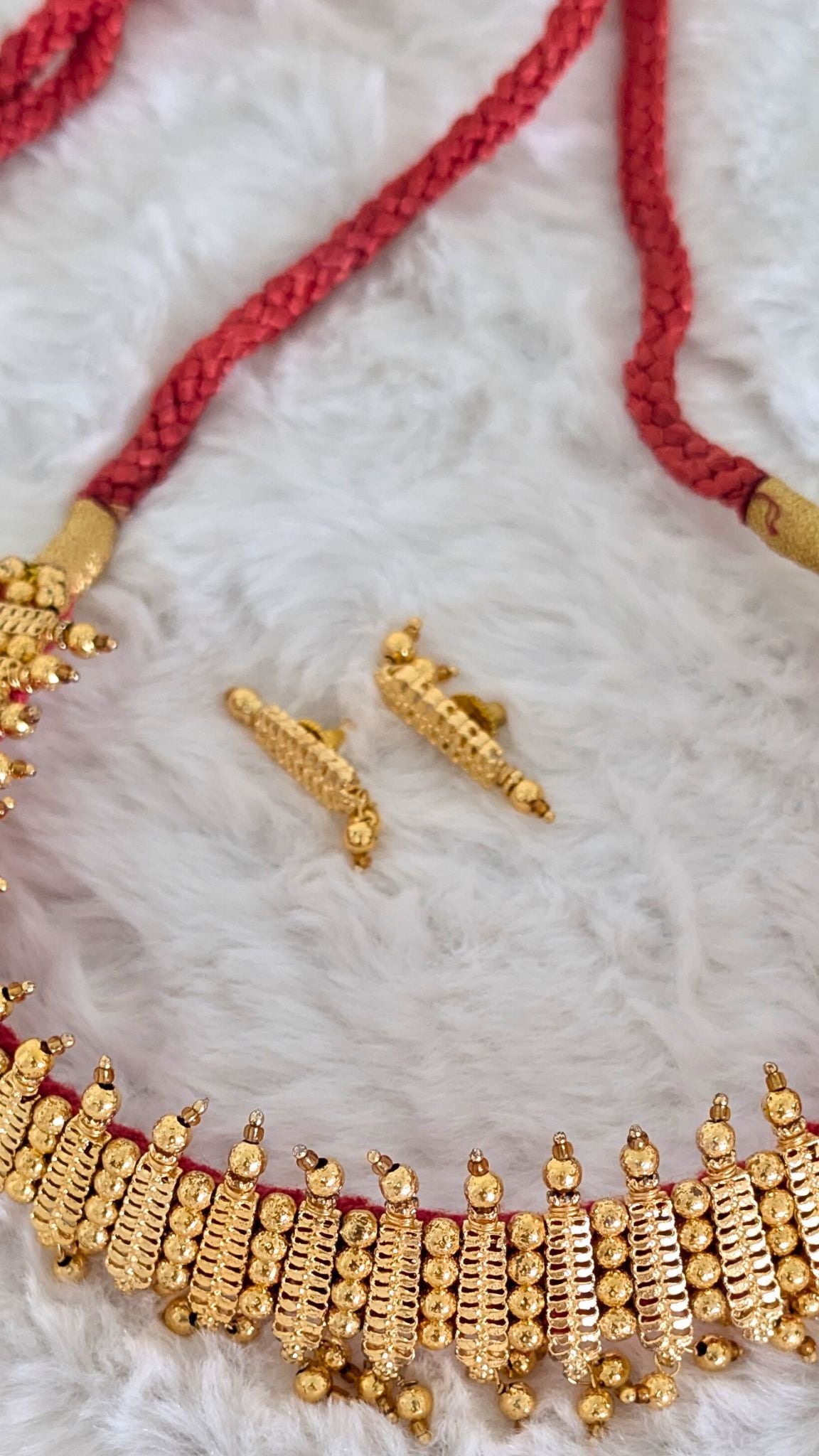 Round golden necklace earrings