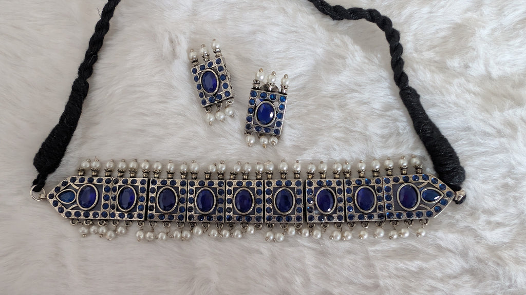 Choker set with blue stones and earrings.
