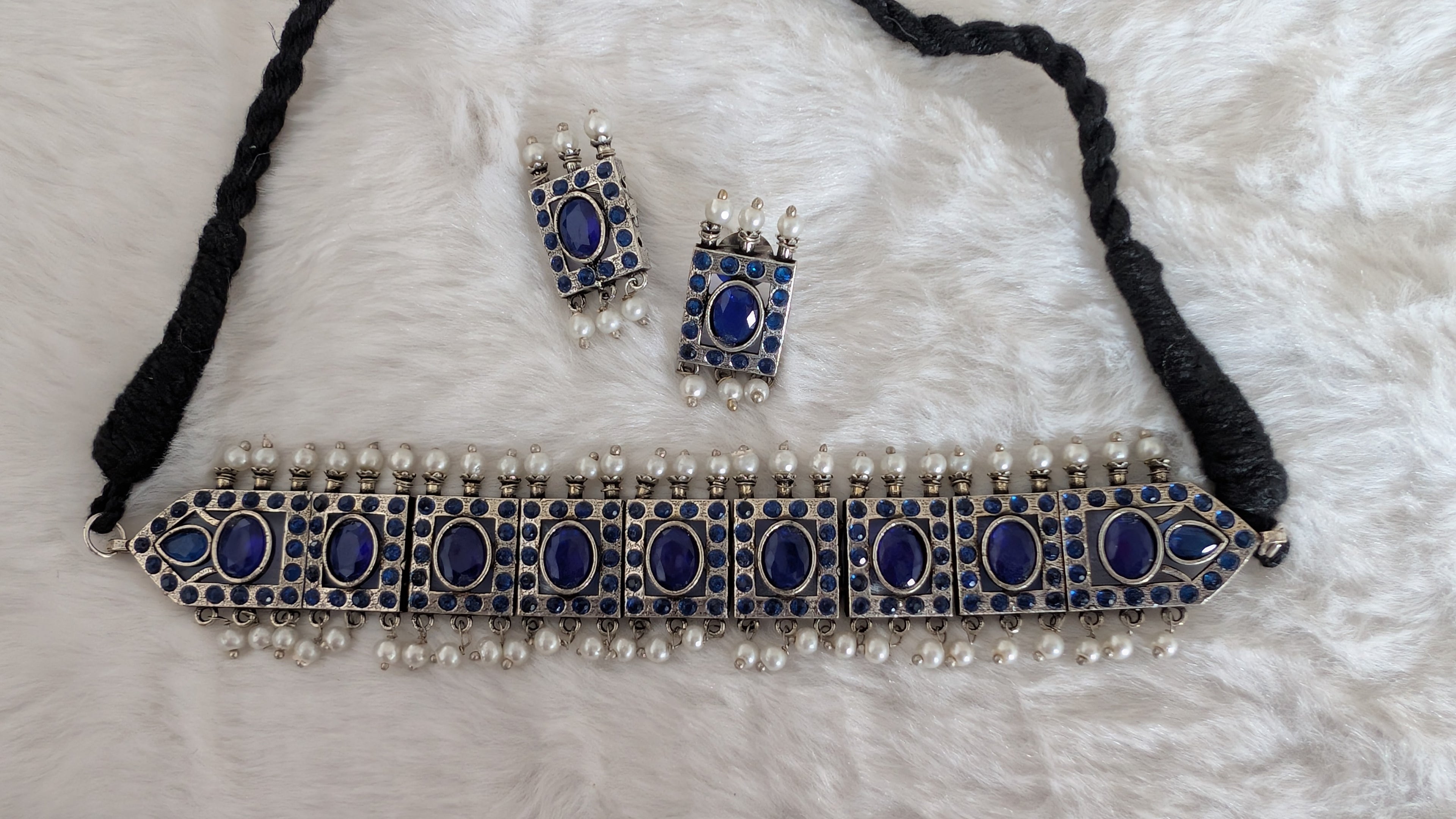 Choker set with blue stones and earrings.
